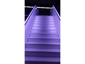  Postes de iluminação LED são usados para iluminação à noite em ambos os lados da escada k